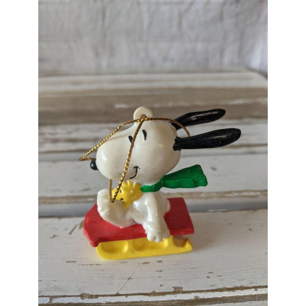United feature Snoopy Woodstock yellow sled orname
